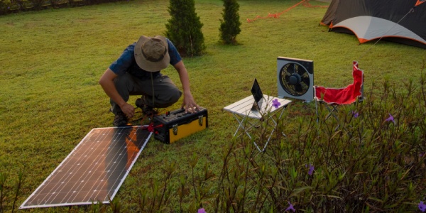 Bien choisir le panneau solaire pour camping-car - Équipements et  accessoires
