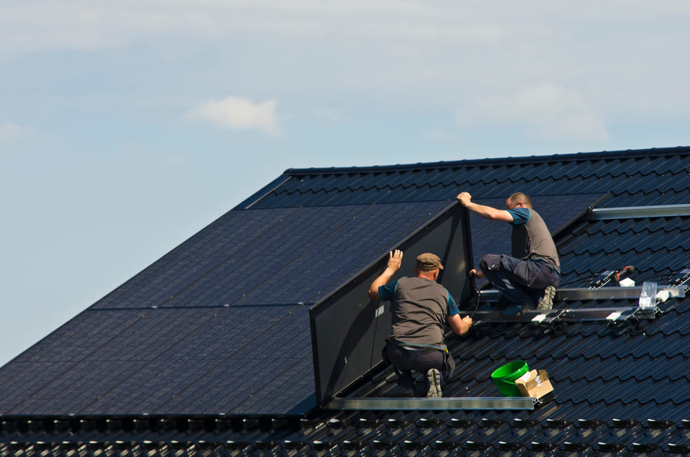 Installation d'un kit solaire sur toiture par des installateurs