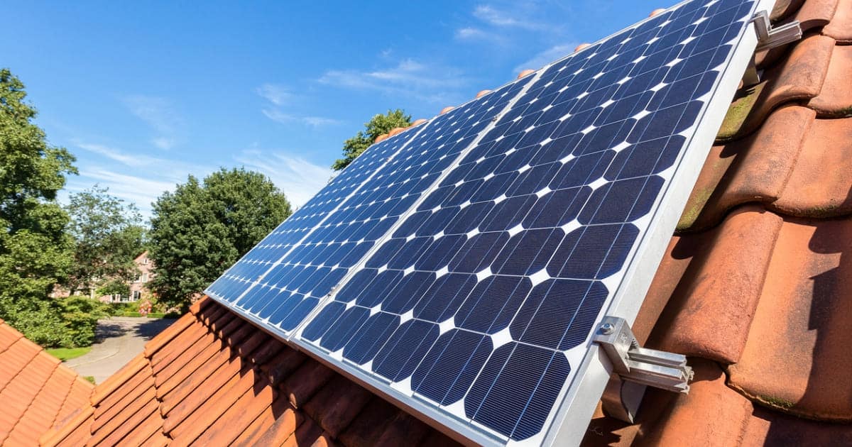 Installer des panneaux solaires sur une toiture en tuiles ?