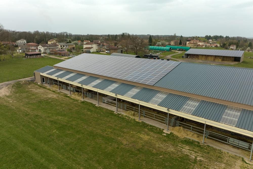 Hangar avec des panneaux solaires