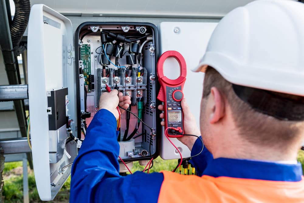 Technicien pour dépannage d'onduleur solaire