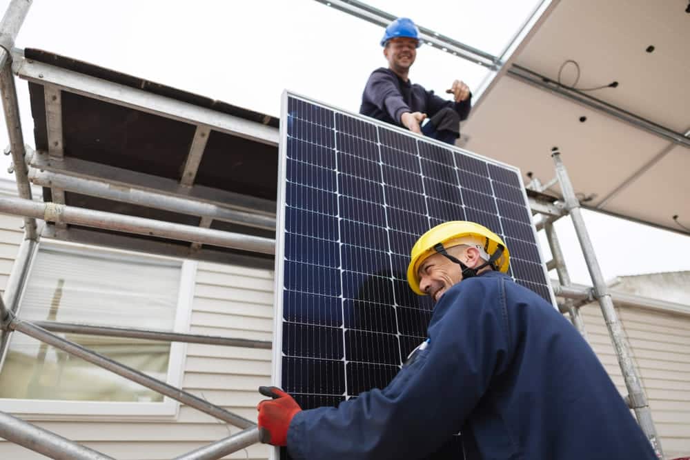 Installation de panneaux solaires sur toiture