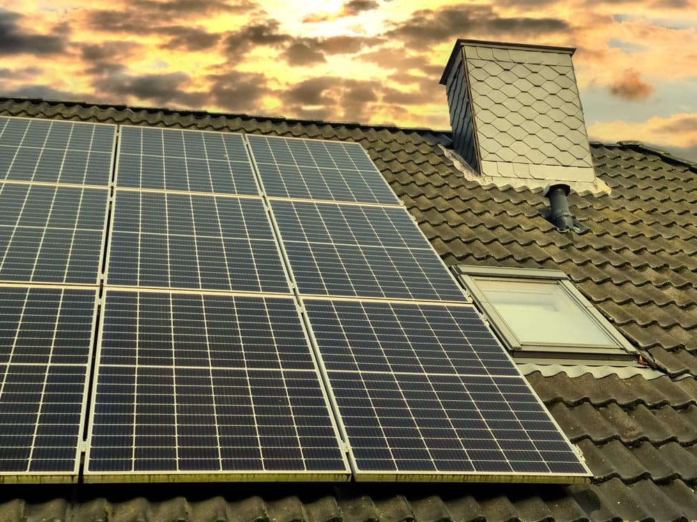 Panneaux solaires sur une toiture inclinée