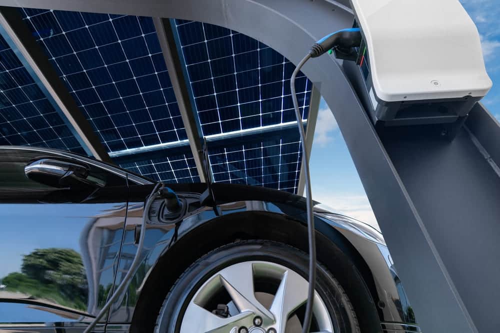 Recharger sa voiture avec carport solaire