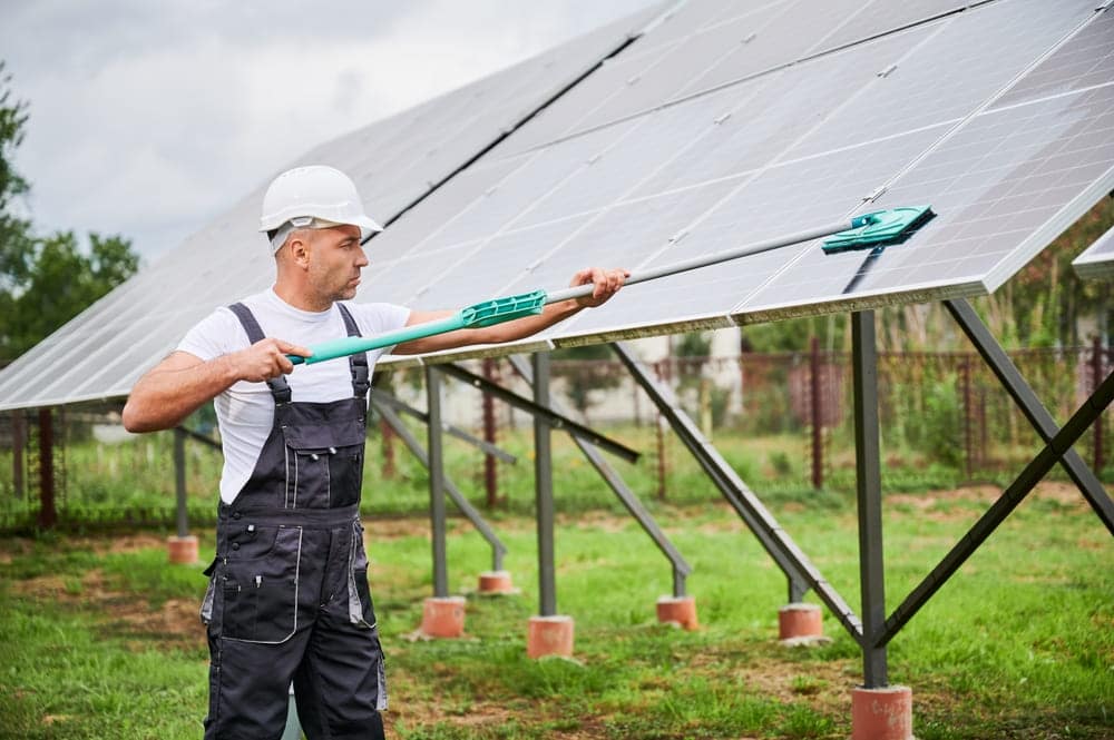 Nettoyage de panneau solaire par un pro