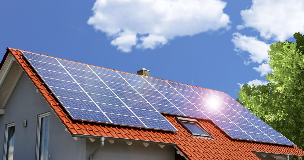 Toiture gratuite avec des panneaux solaires