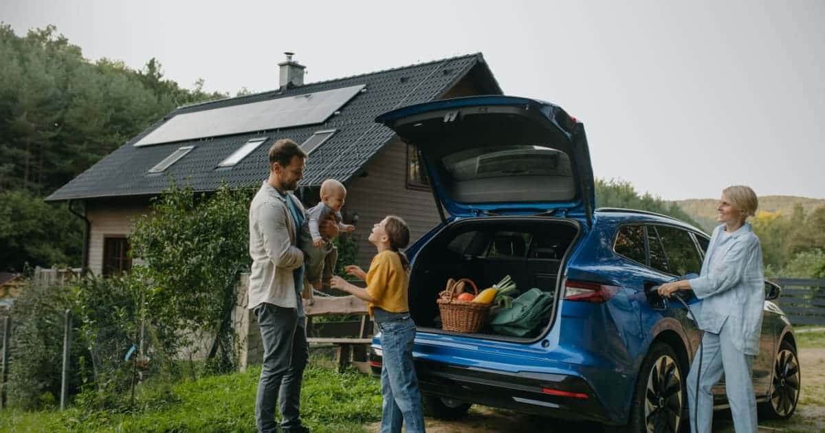 famille avec une installation d'un système solaire combiné complet