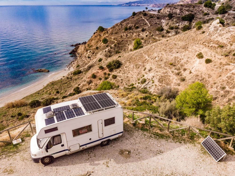 panneaux solaires installés sur un camping car pour voyage 